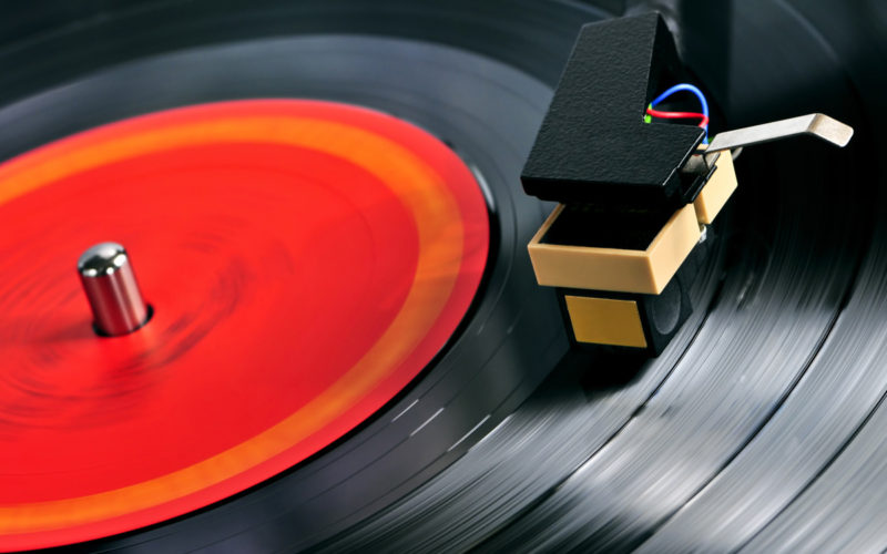 Disco in vinile: storia, dati e curiosità di un supporto immortale