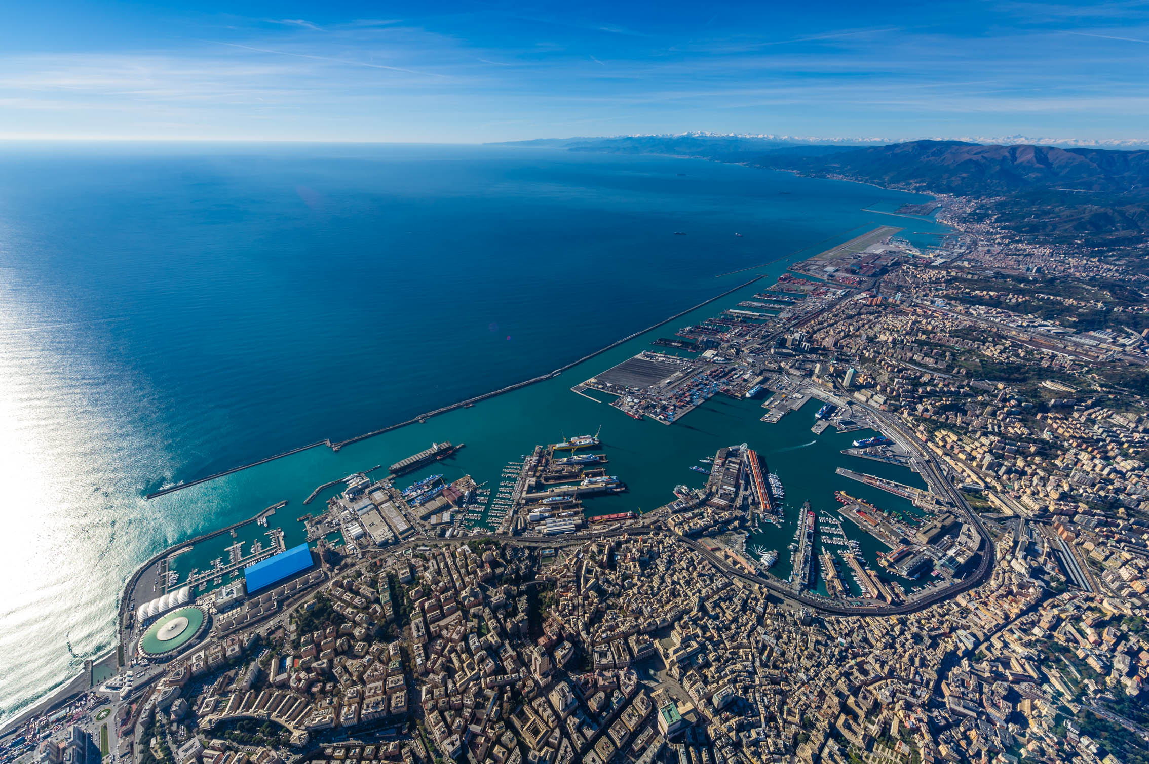 Vista aerea del Porto Antico di Genova e del centro storico di Genova.